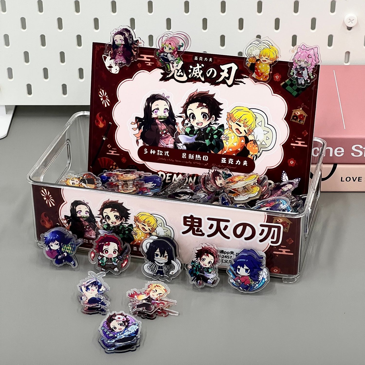 Satu kotak penuh folder PP Dem - Anime Merchandise Box ulasan dan harga